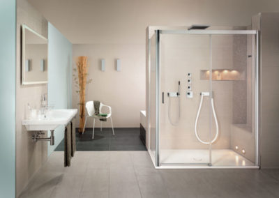 Modernes Badezimmer mit großer Dusche